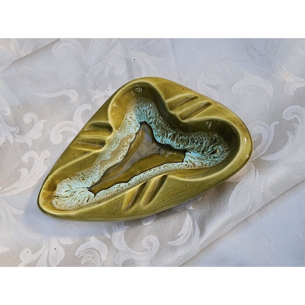 Vintage MCM Atomic Boomerang Ashtray AVOCADO Green Triangle Art Pottery